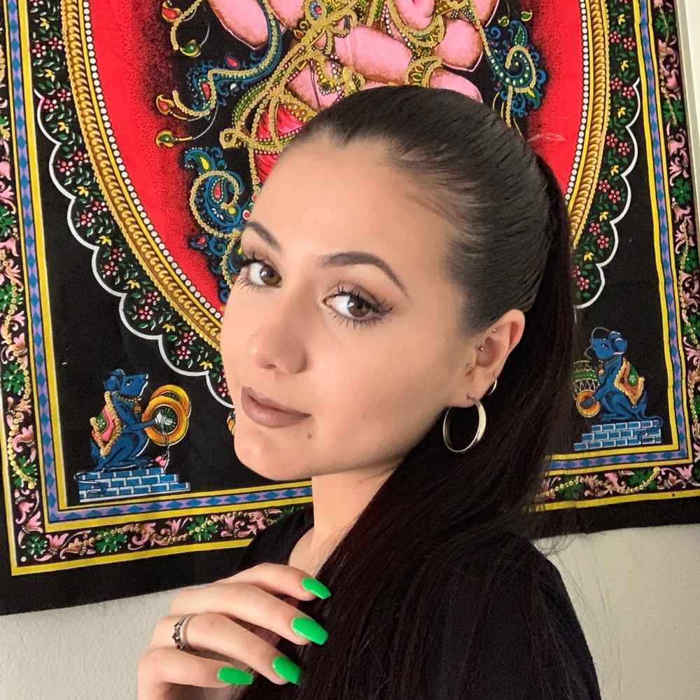 Meet your Posher, Lola